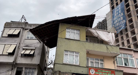 İstanbul - Gaziosmanpaşa'da binanın çatısı uçtu; kopan parçalar park halindeki araçların üzerine düştü