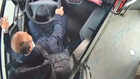 İstanbul - 15 Temmuz Şehitler Köprüsü'nde motosikletliler lodosta ilerlemekte güçlük çekti; metrobüs eşlik etti / Ek bilgiyle