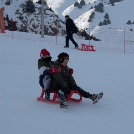 Kaydıkları alanın temizlenmemesini istedikleri görüntülerle gündem olan çocuklar Ergan Dağı’nda ağırlandı