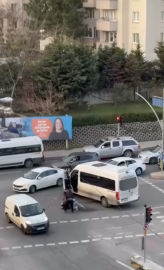 İstanbul - Pendik'te kırmızı ışıkta iki sürücü arasındaki yol verme kavgası kamerada