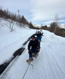 Kar üstünde piknik; mangal yakıp, otomobilin çektiği kızaklarla kaydılar