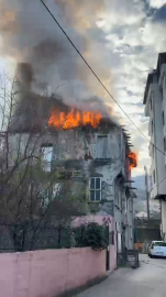 Kocaeli’de 3 katlı binada yangın