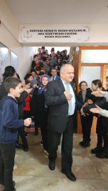 Emekliye ayrılan 47 yıllık eğitimci alkışlarla uğurlandı