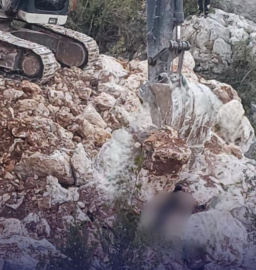 Üzerine çıktığı duvarın çökmesi sonucu kayaların altında kalıp öldü