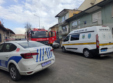 Evde çıkan yangında 5 kişi dumandan etkilendi