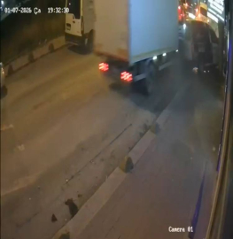 İstanbul - Bahçelievler'de kamyonun çarptığı hafif ticari araç ekmek fırınına girdi; kaza kamerada