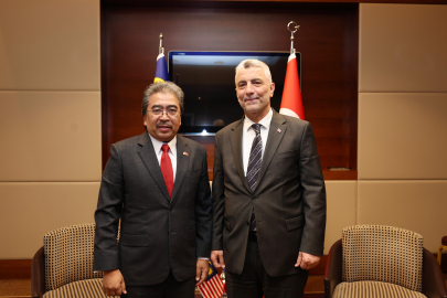 Bakan Bolat, Malezyalı mevkidaşıyla görüştü