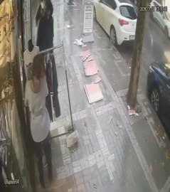 İstanbul - Avcılar'da binanın çatısından parçalar düştü; caddedeki mağaza görevlisi son anda kurtuldu