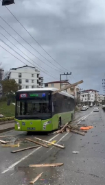 Çatıdan kopan yalıtım malzemesi caddeye düştü; o anlar kamerada (2)