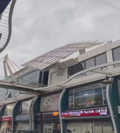 İstanbul- Avcılar'da kuvvetli rüzgar nedeniyle iş merkezinin dış cephe kaplaması ve çatısı uçtu / Ek görüntü