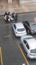 İstanbul- İstanbul'da polis kalkanı anne ve bebeğini fırtınadan korudu