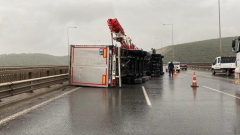 Koceli'de fırtına; çatı uçtu, TIR'lar devrildi , kalas otobüs camından girdi (4)