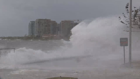 İstanbul- Fırtına nedeniyle Zeytinburnu Sahili'nde dev dalgalar oluştu