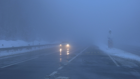 Bolu Dağı'nda sis ve hafif kar yağışı