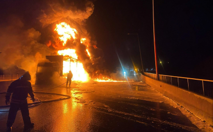 Gaziantep’te çocuk bezi yüklü TIR yandı