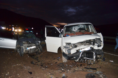 Minibüs ile otomobil kafa kafaya çarpıştı: 2’i ağır  6 yaralı