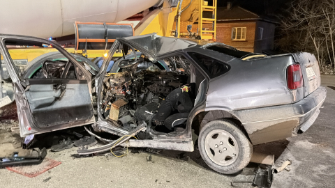 Beton mikseriyle çarpışan otomobilin sürücüsü yaralandı