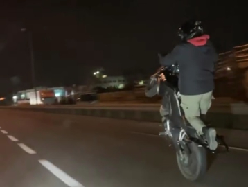 Trafikte tek teker üzerinde motosiklet kullandı; o anlar kamerada