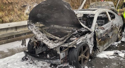 İstanbul- Fatih’te alev alev yanan otomobil demir yığınına döndü