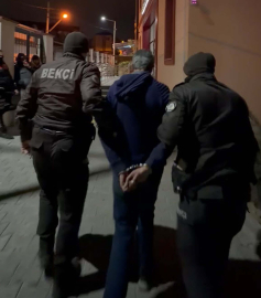 İzmir'de 20 yıl kesinleşmiş hapis cezası ile aranan hükümlü yakalandı