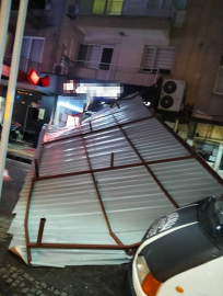 Manisa'da kuvvetli rüzgar, bir binanın çatısını uçurdu