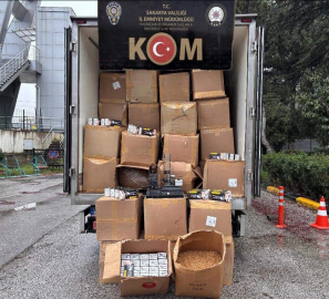 Depo olarak kullanılan ahırda 2 ton kaçak tütün ve 372 bin makaron ele geçirildi