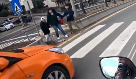 Bakan Yerlikaya: Ankara'da yaya geçidindeki anne ve çocuklarına yol vermeyen 2 taksi şoförü yakalandı