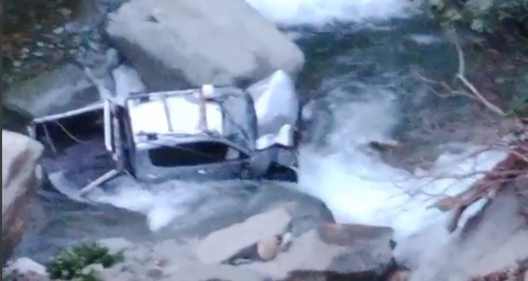 Rize'de kamyonet dereye yatağına düştü: 2 yaralı