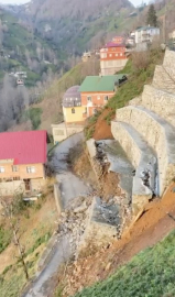 Rize’de heyelan; istinat duvarı çöktü, o anlar kamerada