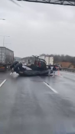 İstanbul - Çekmeköy'de kamyonetin çektiği tekne yola düştü