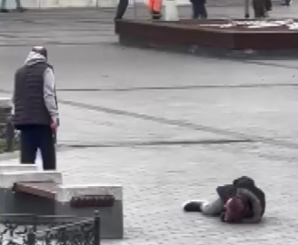 İstanbul - Fatih Mısır Çarşısı'nın girişinde silahlı saldırı; vurduğu kişinin başında bekledi