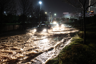 İzmir’de sağanak: Yollar göle döndü, ev ve iş yerlerini su bastı (2)