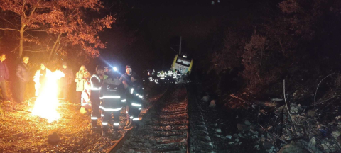 Balıkesir’de toprak kaydı, yolcu treni raydan çıktı: 1 yaralı (2)