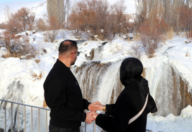 Donan Muradiye Şelalesi’ne ziyaretçi ilgisi