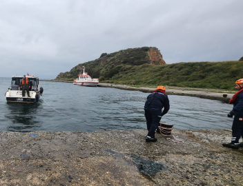 İstanbul - Sivriada açıklarında sürüklenen ve içinde 2 kişi bulunan tekne kurtarıldı