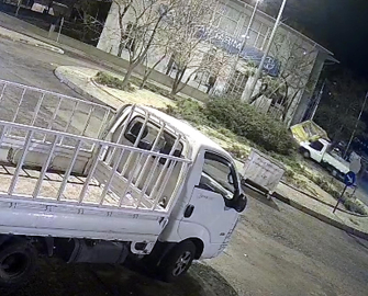 Kamyonet, taksi durağına çarptı