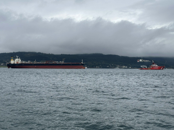 Bozcaada açıklarında karaya oturan tanker, bakım için Yalova'ya götürülüyor