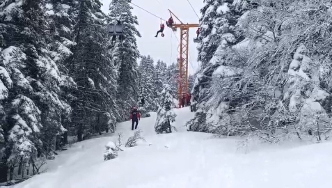 Uludağ'da telesiyejde mahsur kalan 51 kişi, 3 saat sonra kurtarıldı- Yeniden