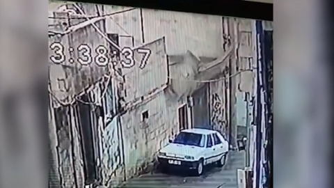 Duvar, park halindeki otomobilin üzerine devrildi