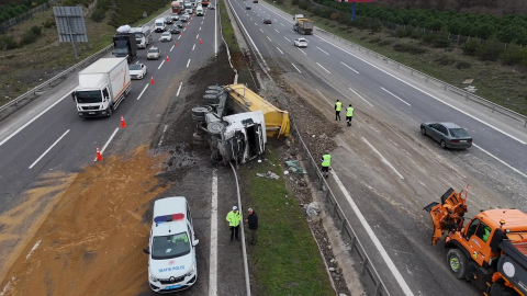 İstanbul - Kuzey Marmara Otoyolu'nda hafriyat kamyonu devrildi / Havadan görüntüyle geniş haber