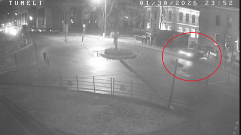 Otomobil tünel çıkışı Valilik binasının duvarına çarptı