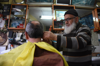104 yıllık berber dükkanında yarım asırdır mesleğini sürdürüyor