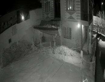 Üzerine kar düşen sundurma çöktü; o anlar kamerada