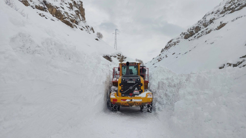 Hakkari-Van ve Hakkari-Çukurca kara yollarına çığ düştü