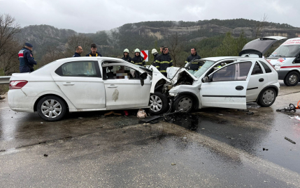 Burdur'da iki otomobil kafa kafaya çarpıştı; 6 ölü, 6 yaralı