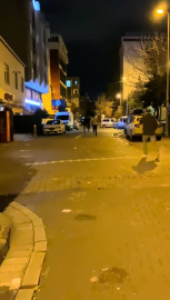 İstanbul- Esenyurt'ta taksinin kapısını zorlayan şüpheli, kendisine müdahale edenleri palayla kovaladı