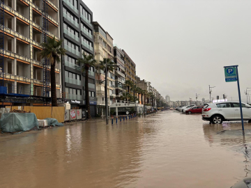 İzmir'de sağanak; cadde ve sokaklar göle döndü (2)