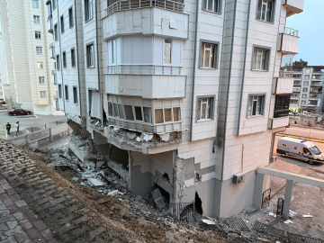 Şanlıurfa’da istinat duvarı çöktü, mahsur kalan 15 kişi tahliye edildi: O anlar kamerada