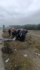 Bariyerlere çarpan otomobilin sürücüsü ile yanındaki eşi öldü