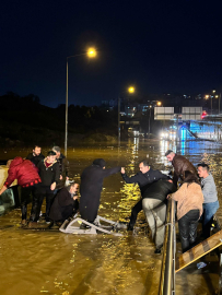 Aydın'da suya gömülen minibüsteki yolcuların kurtarılma görüntüleri ortaya çıktı